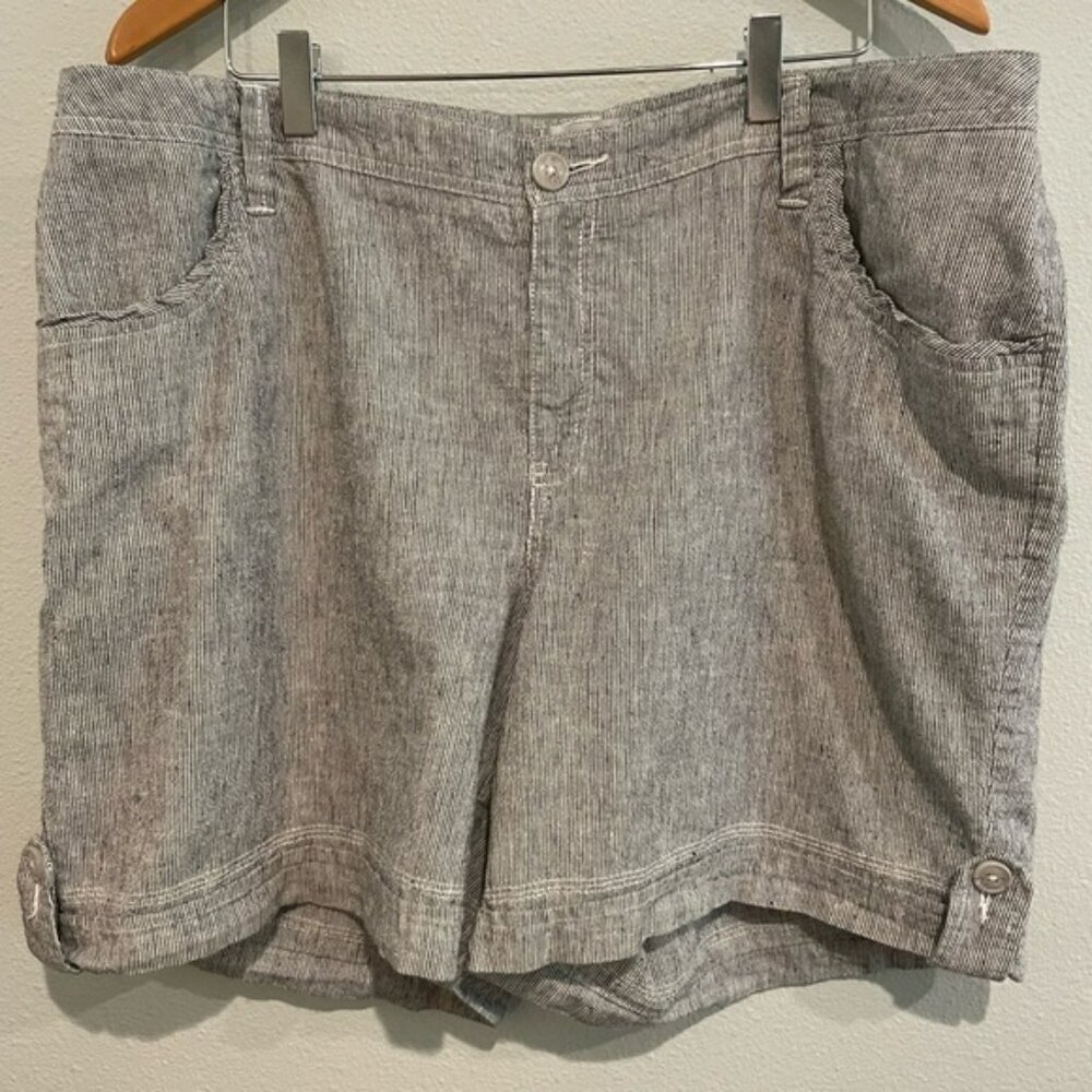 Avenue Linen Blend Pinstripe Shorts. Size 16